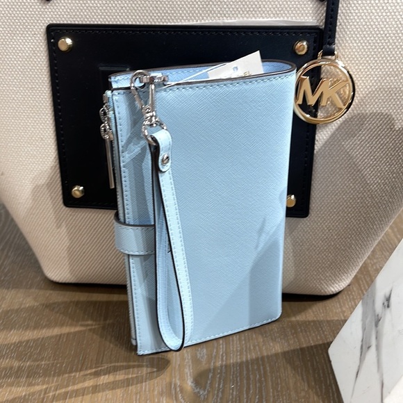 MICHAEL KORS LARGE DOUBLE ZIP WRISTLET WALLET PHONE CASE CLUTCH
Vista Blue - Picture 3 of 16